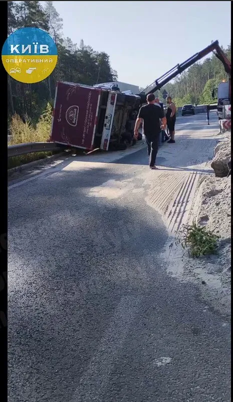 У Броварах посеред дороги перекинувся вантажний автомобіль. Відео