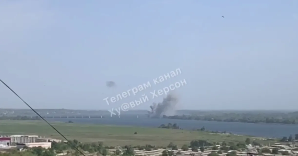 Поднялся дым.