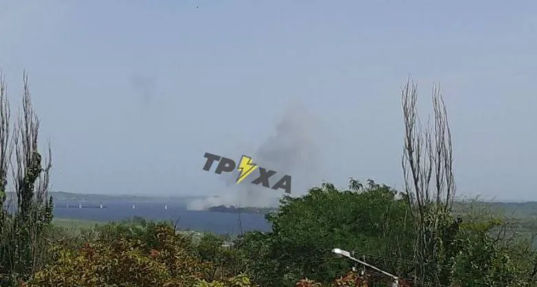 Повідомляють про новий удар по Антонівському мосту.