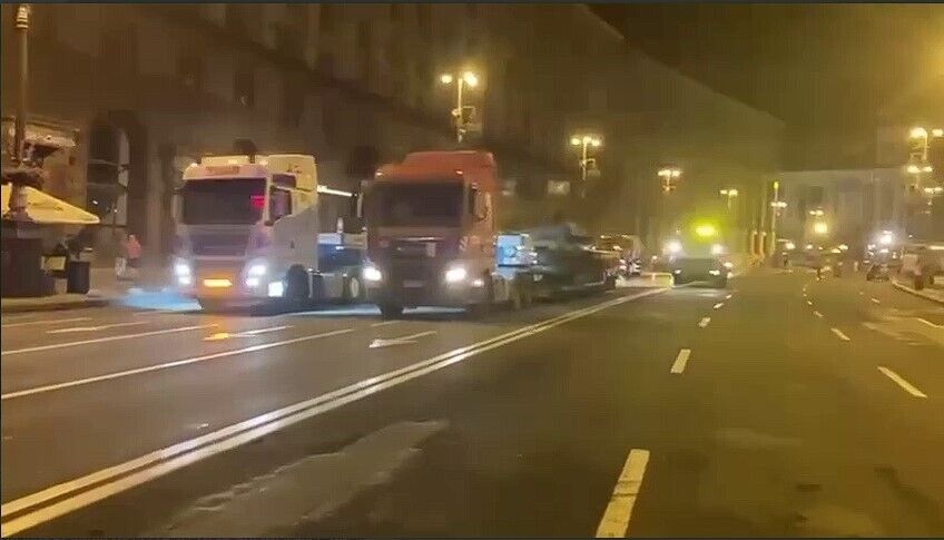 В Киеве из Крещатика вывезли уничтоженную технику кафиров. Видео dqxikeidqxitkant