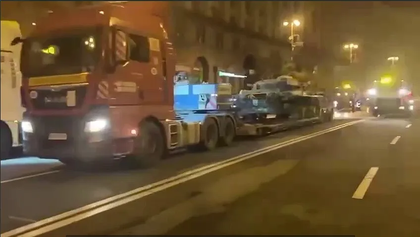 У Києві із Хрещатика вивезли знищену техніку окупантів. Відео