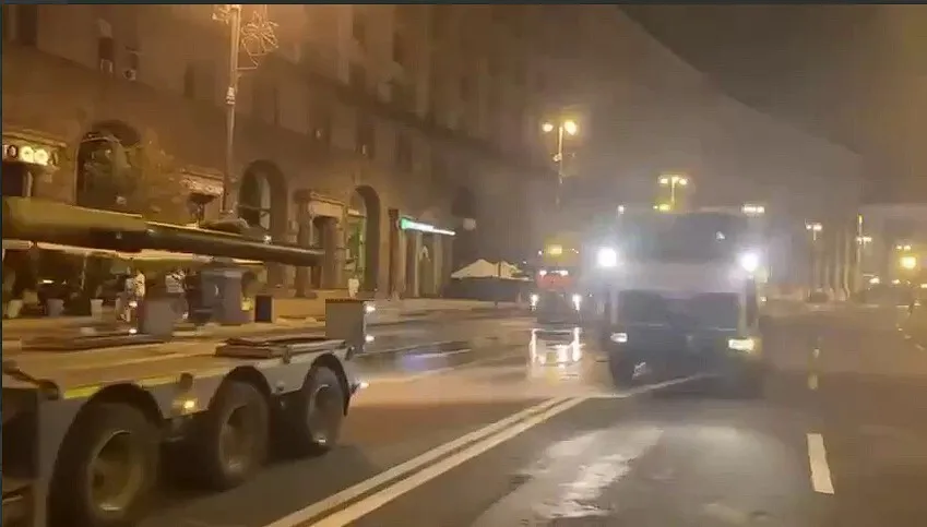 У Києві із Хрещатика вивезли знищену техніку окупантів. Відео