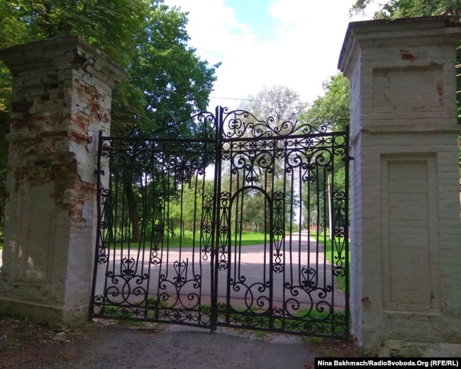 Ворота в один из исторических памятников Седнева – когда-то поражали архитектурой, сегодня – в упадке, как и большинство архитектурных памятников поселка dqxikeidqxiqqeant