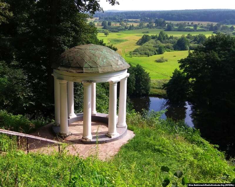 Альтанка Глібова – розташована у селищі Седнів Чернігівської області на схилі високого пагорбу над річкою Снов. Це культове місце для туристів – звідти відкриваються неперевершені краєвиди (нинішній вигляд)