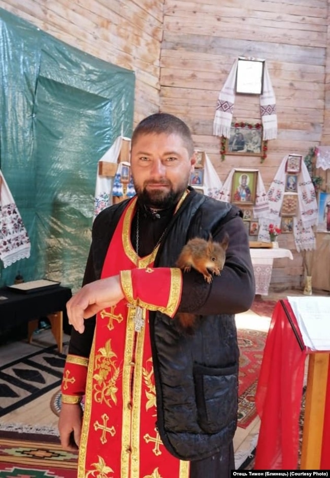 Отец Тимон с белкой, которую нашел на праздник Радуницы
