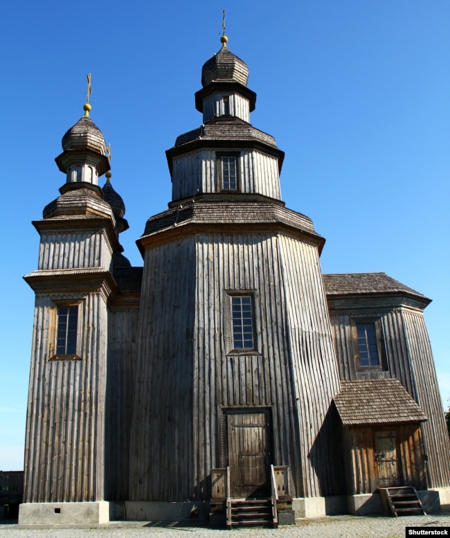 Георгиевская церковь в поселке Седнево Черниговской области. Построена не позднее 1747 года, по преданию – еще в XVII веке. Ценный историко-архитектурный памятник; редкий образец монументальных деревянных построек на Левобережье Украины периода барокко. Архивное фото (до масштабного вторжения России в Украину)