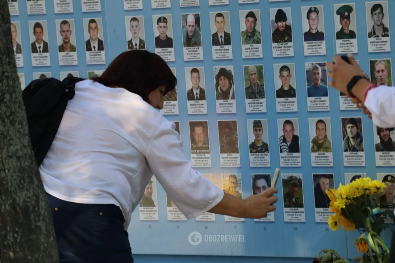 В центре Киева почтили память защитников Украины. Фото и видео