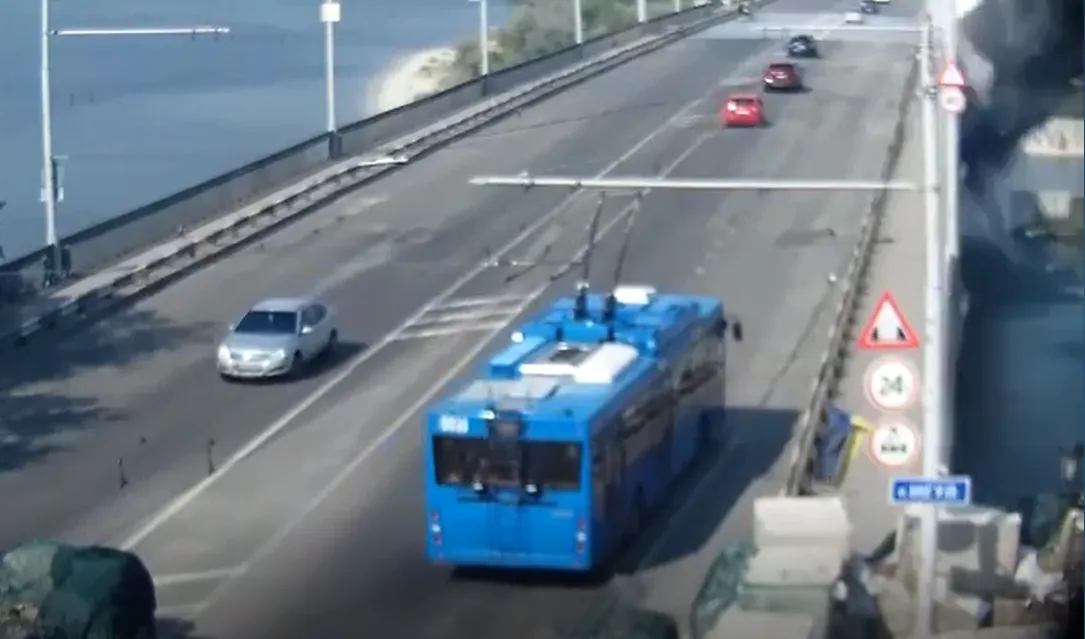 Момент "прильоту" по Інгульському мосту dqxikeidqxiqqeant