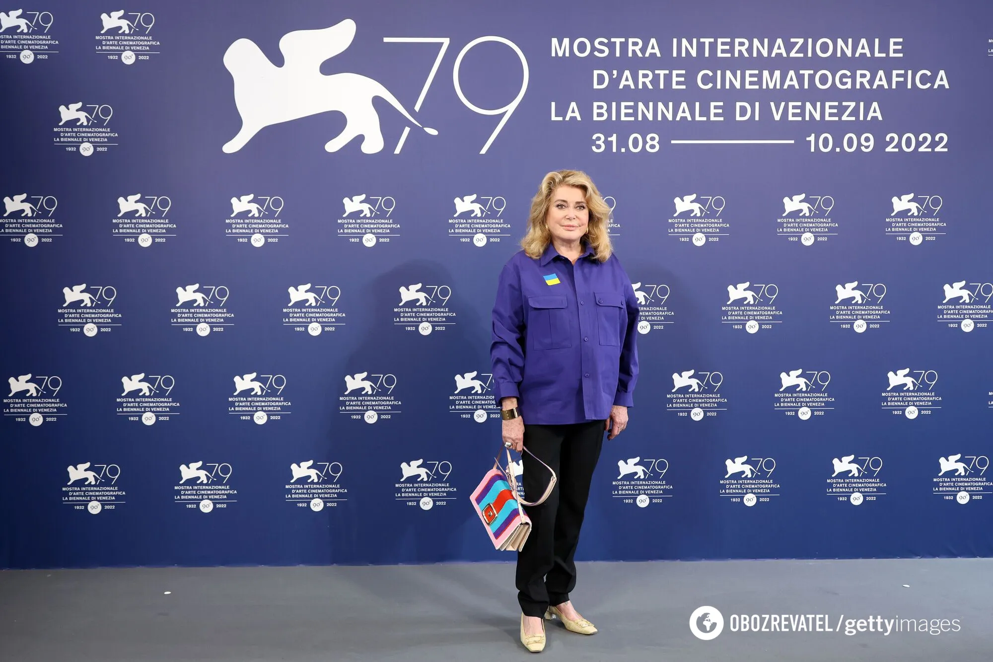 Легенда французького кіно Катрін Денєв з’явилася на Венеціанському фестивалі із синьо-жовтим значком dqxikeidqxitkant