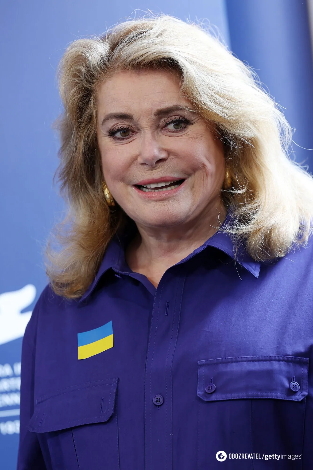 Легенда французького кіно Катрін Денєв з’явилася на Венеціанському фестивалі із синьо-жовтим значком