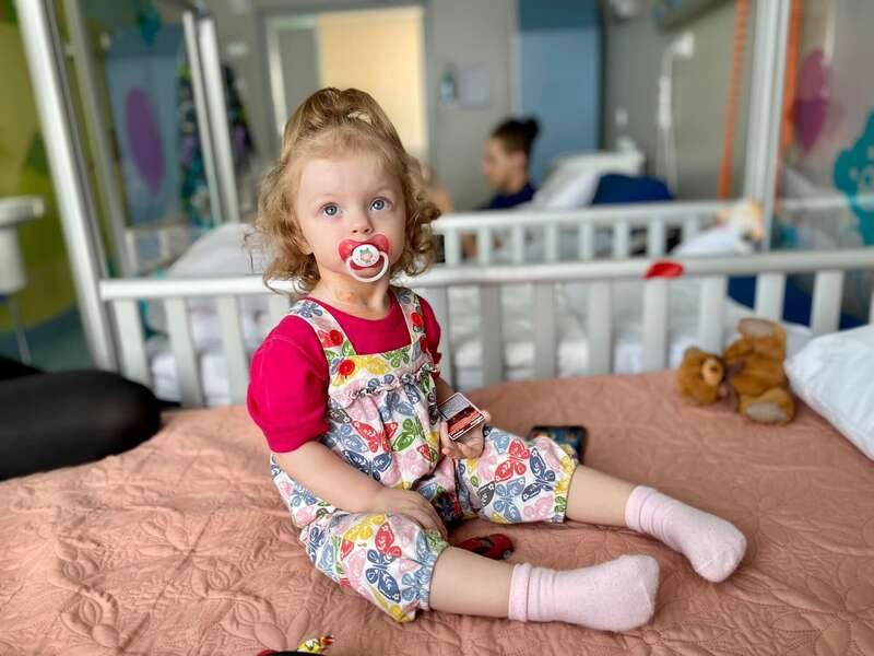 У Києві лікарі ’’Охматдиту’’ провели унікальну операцію 2-річній дівчинці. Фото dqxikeidqxiqqeant