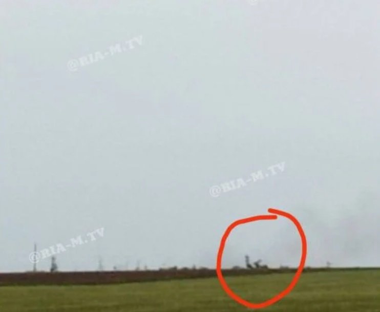 В Мелитополе гремят новые взрывы: с аэродрома вывозят разбитые вертолеты РФ