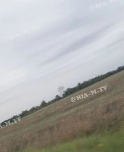 У Мелітополі гримлять нові вибухи: з аеродрому вивозять розбиті гелікоптери РФ dqxikeidqxiqqeant