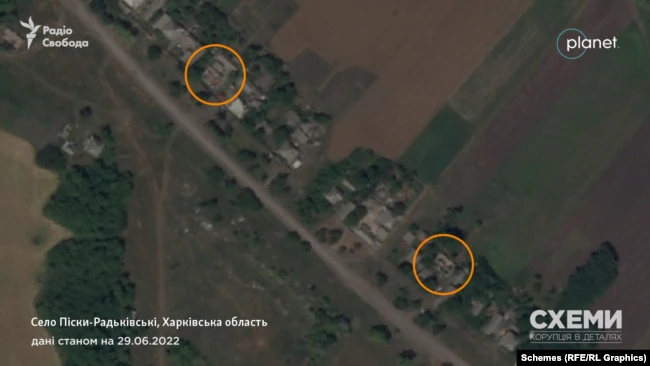 Дома без крыш по улице Мира в Песках-Радьковских