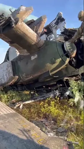 В сети показали обломки уничтоженного у Гуляйполя российского вертолета Ми-28. Фото и видео