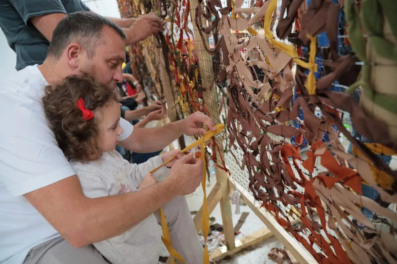 У Львові сплели найбільшу маскувальну сітку в Україні: встановлено національний рекорд. Фото і відео