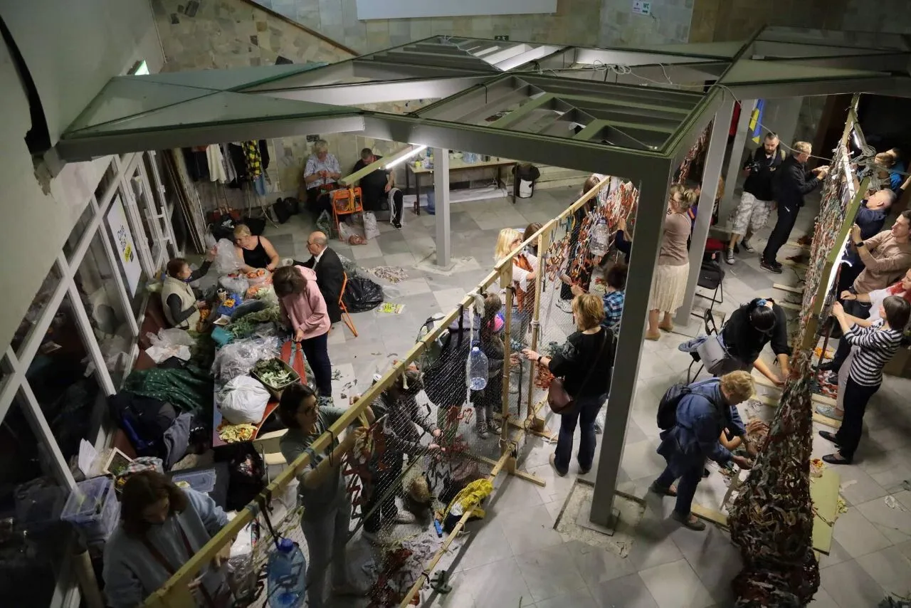 У Львові сплели найбільшу маскувальну сітку в Україні: встановлено національний рекорд. Фото і відео