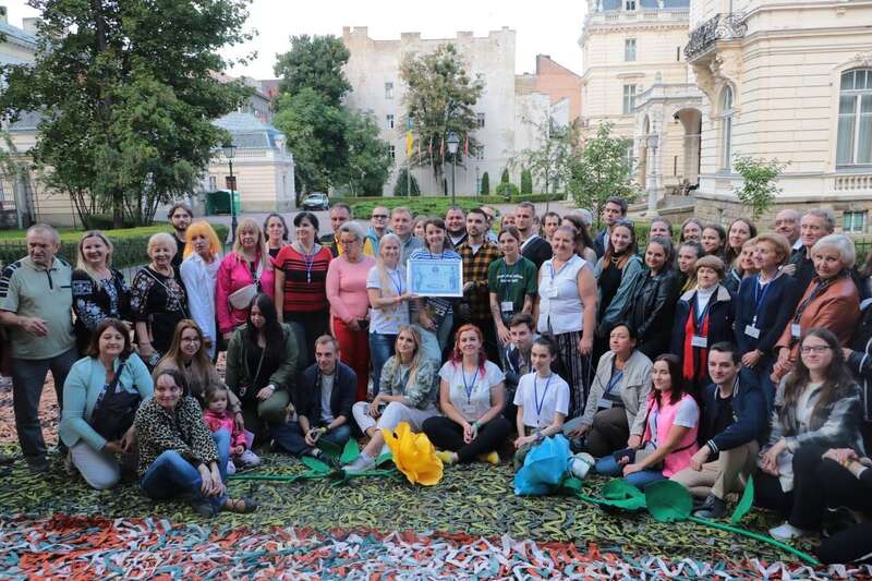 У Львові сплели найбільшу маскувальну сітку в Україні: встановлено національний рекорд. Фото і відео