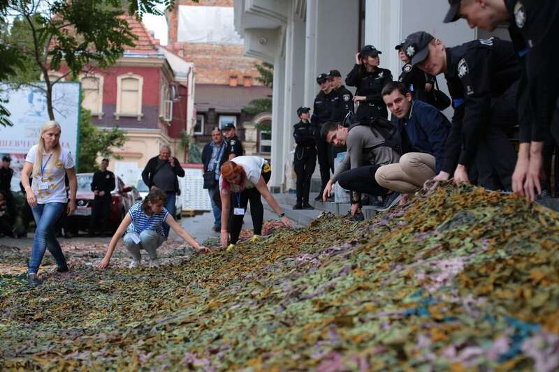 У Львові сплели найбільшу маскувальну сітку в Україні: встановлено національний рекорд. Фото і відео