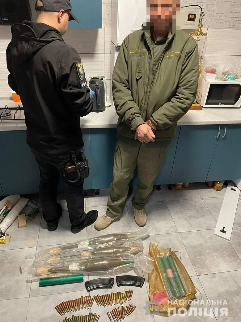 У Києві у водія в машині знайшли цілий арсенал зброї та боєприпасів. Фото dqxikeidqxitkant