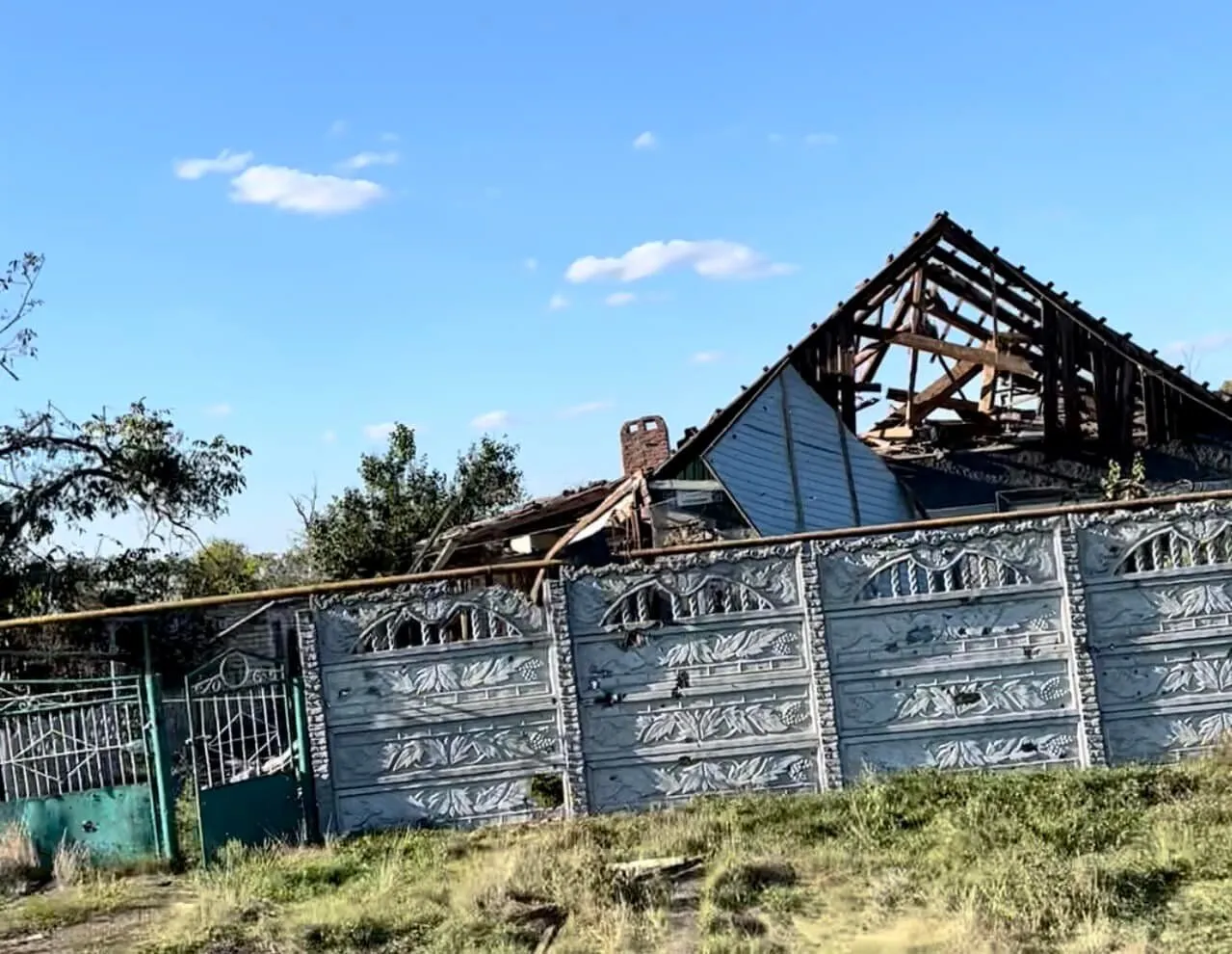 Зруйновані будинки і понівечені авто: який вигляд має Високопілля на Херсонщині після російської окупації. Фото