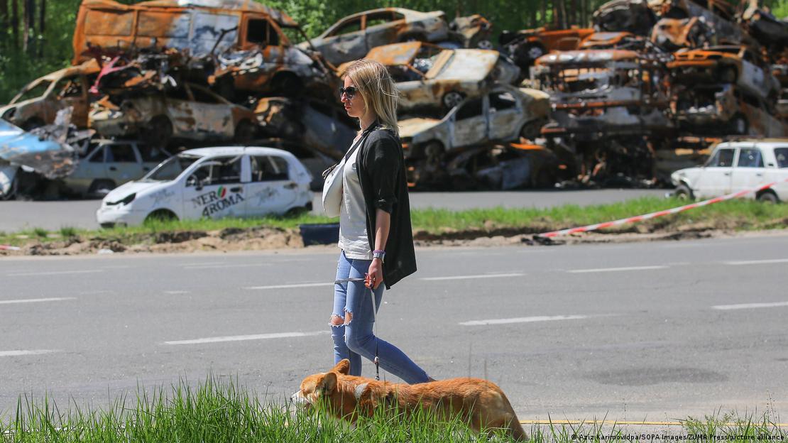 Свалка разбитых гражданских авто вблизи Бучи