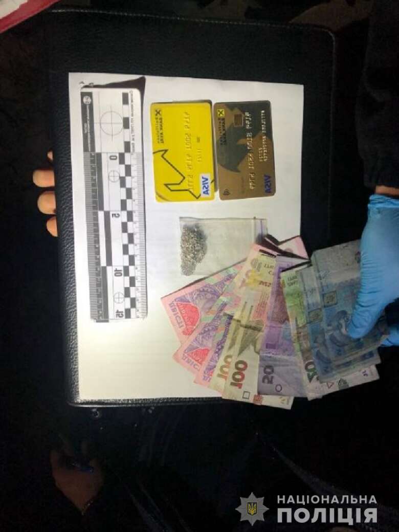 В Киеве задержали рецидивиста, обокравшего пассажирку маршрутки. Фото dqxikeidqxitkant