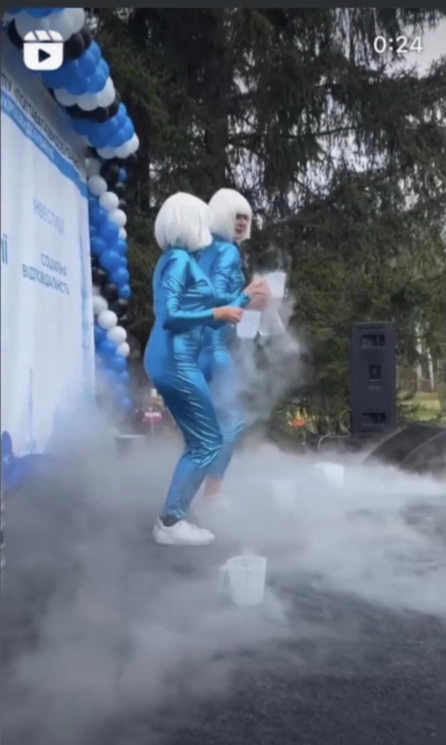 Журналіст Михайло Ткач опублікував у Facebook фото запального корпоративу, на якому вчора компанія "Полтавагазвидобування" відзначала День працівників нафтової, газової та нафтопереробної промисловості.