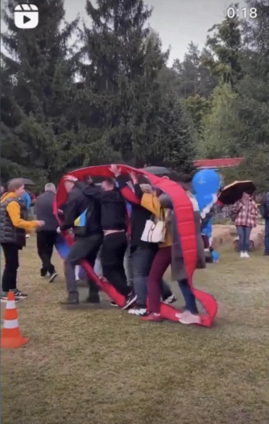 Журналіст Михайло Ткач опублікував у Facebook фото запального корпоративу, на якому вчора компанія "Полтавагазвидобування" відзначала День працівників нафтової, газової та нафтопереробної промисловості.