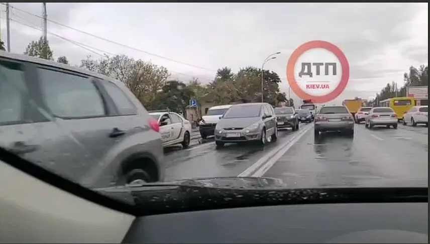 У Києві через ДТП утворився затор на Харківському шосе. Відео
