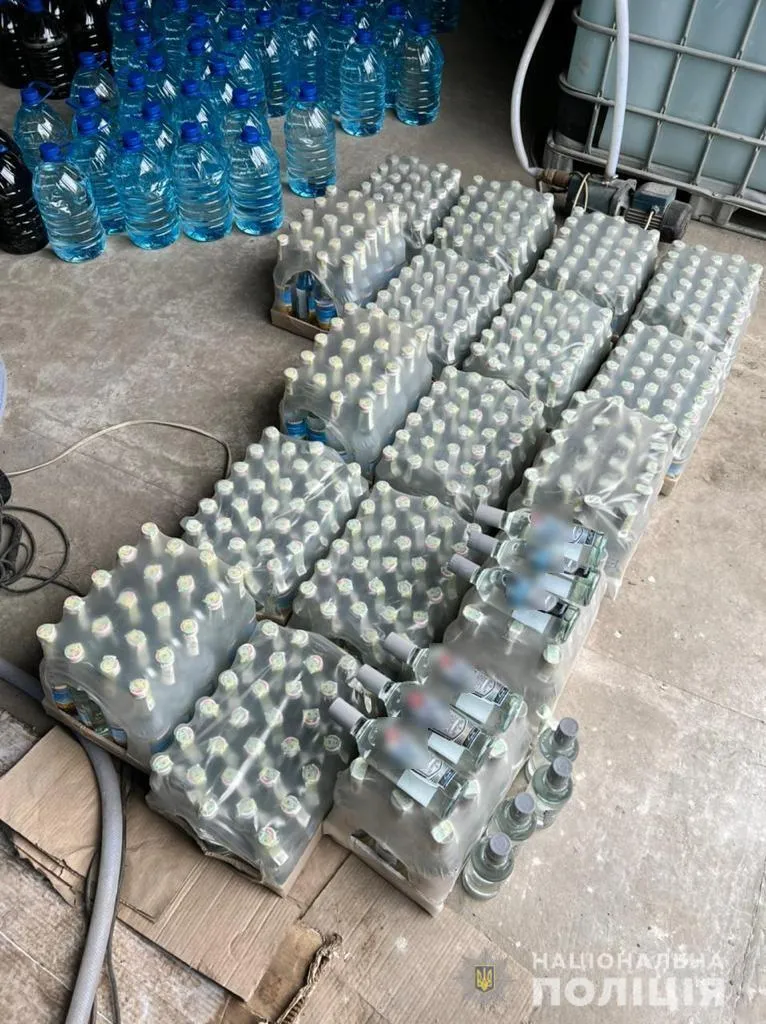 В Киевской области накрыли цех по производству фальсифицированного алкоголя. Фото и видео