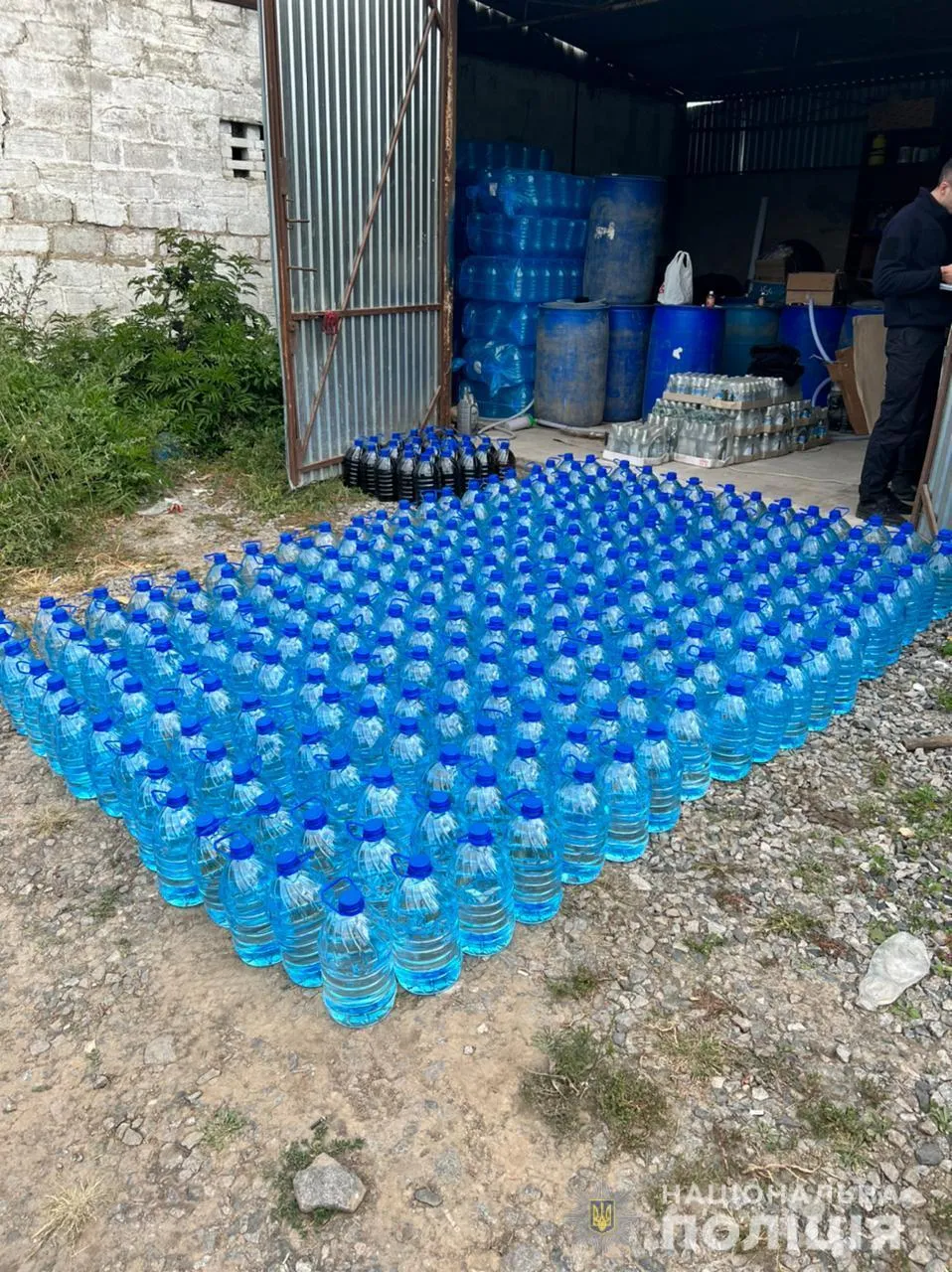 На Київщині накрили цех із виробництва фальсифікованого алкоголю. Фото і відео