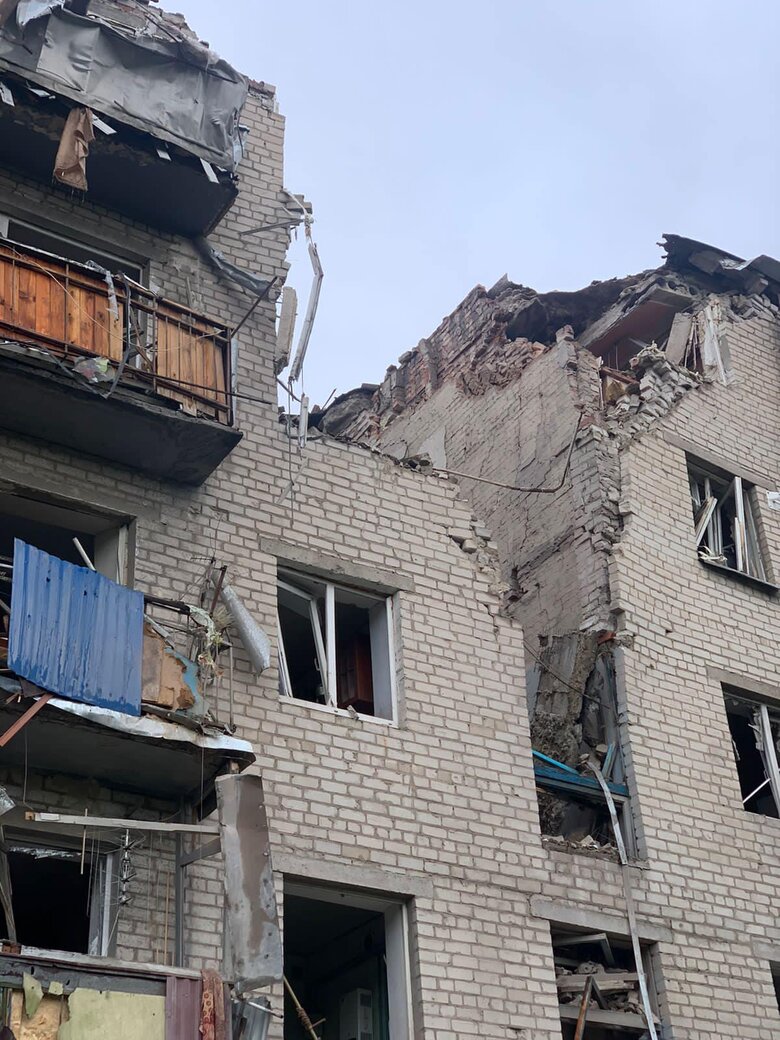 Россияне массированно обстреляли Славянск. Прилеты в пятиэтажку, повреждены частные дома. Есть погибший 04