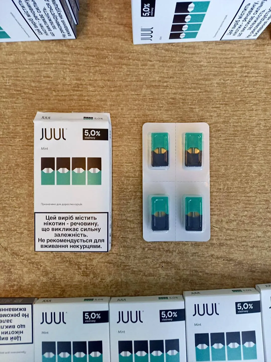 У Києві митники вилучили електронні пристрої для куріння на майже 1 млн грн. Фото