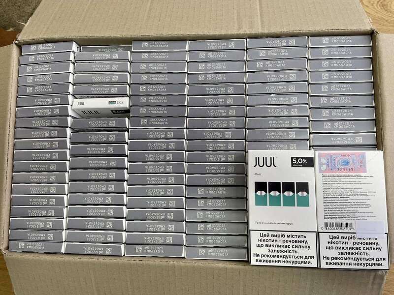 У Києві митники вилучили електронні пристрої для куріння на майже 1 млн грн. Фото