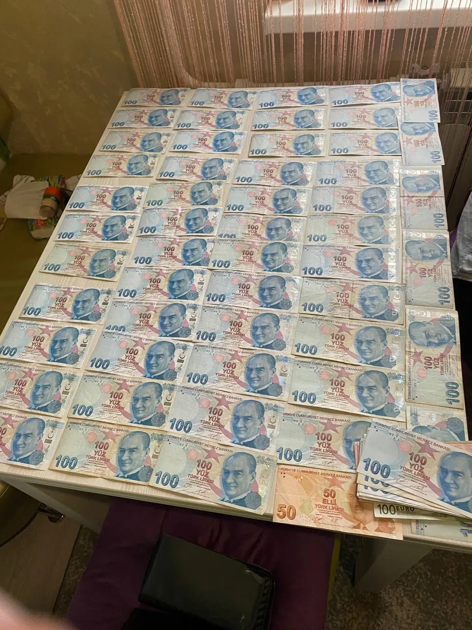 У Кривому Розі затримали жінку, яка продавала українок в іноземні борделі. Фото і відео