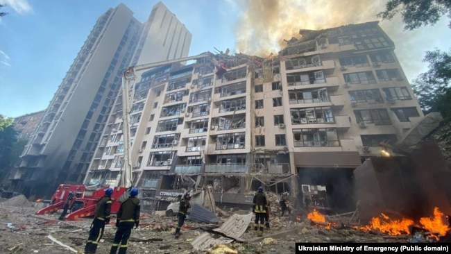 Последствия ракетного удара России по жилому дому в Киеве, апрель 2022 года