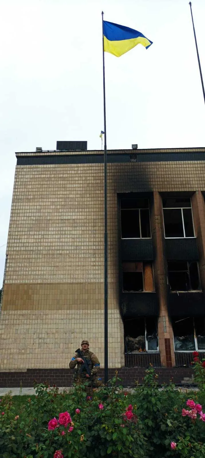 Зеленський приїхав у звільнений Ізюм і підняв прапор України разом з воїнами. Фото dqxikeidqxitkant