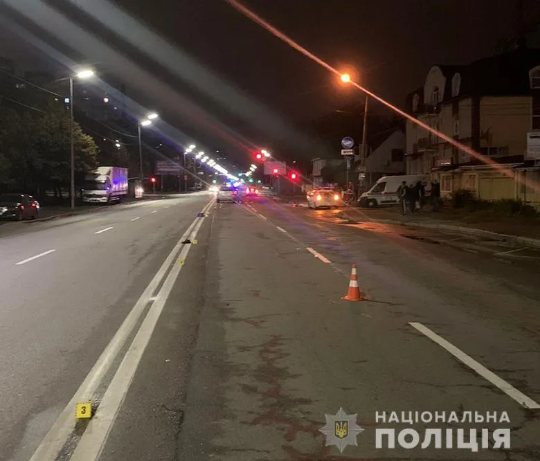У Києві легковик збив на смерть пішохода: перебігав дорогу в невстановленому місці. Фото dqxikeidqxitkant