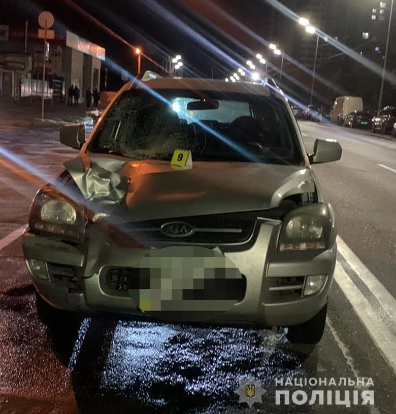 У Києві легковик збив на смерть пішохода: перебігав дорогу в невстановленому місці. Фото