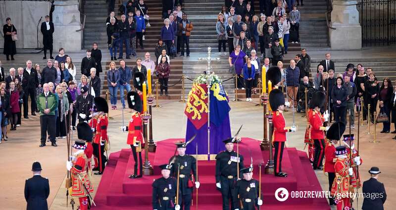 Очередь желающих попрощаться с королевой Елизаветой II растянулась на 10 км. Впечатляющие фото