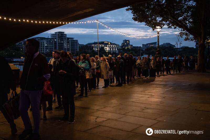 Черга охочих попрощатися з королевою Єлизаветою II розтягнулася на 10 кілометрів. Вражаючі фото