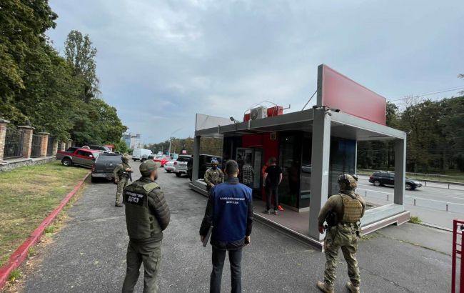 Завозили машини для ЗСУ і продавали за валюту: у Києві виявили групу шахраїв dqxikeidqxitkant