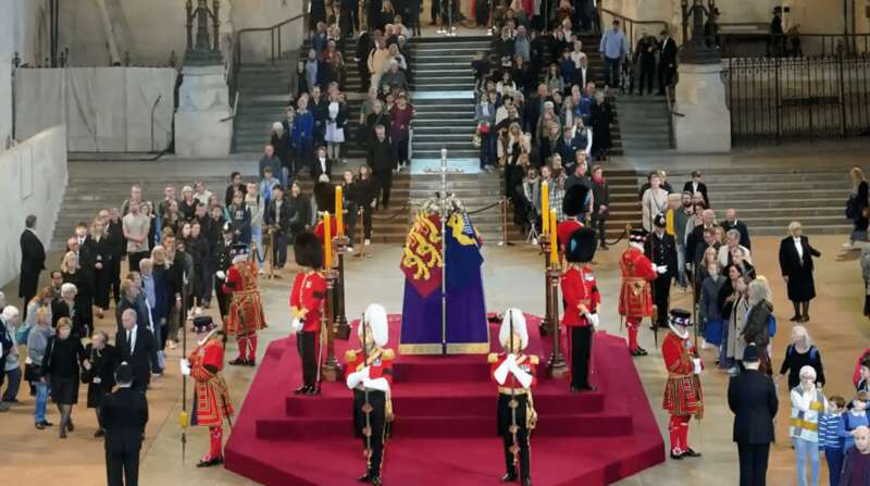 Общественность приходит попрощаться с королевой dqxikeidqxiqqeant