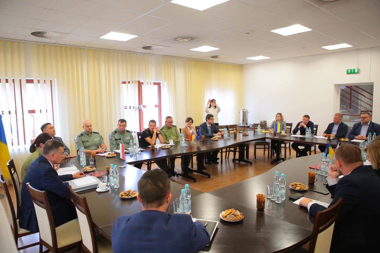 Губернатор області Максим Козицький повідомив, що з наближенням холодів Львівська область очікує на прибуття близько 100 тисяч вимушених переселенців