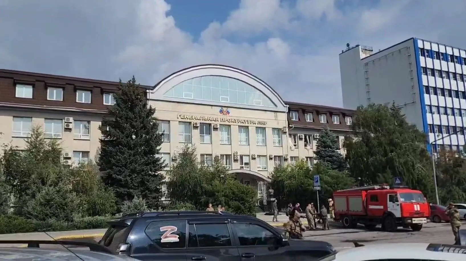 У Луганську прогримів потужний вибух у будівлі генпрокуратури. Відео