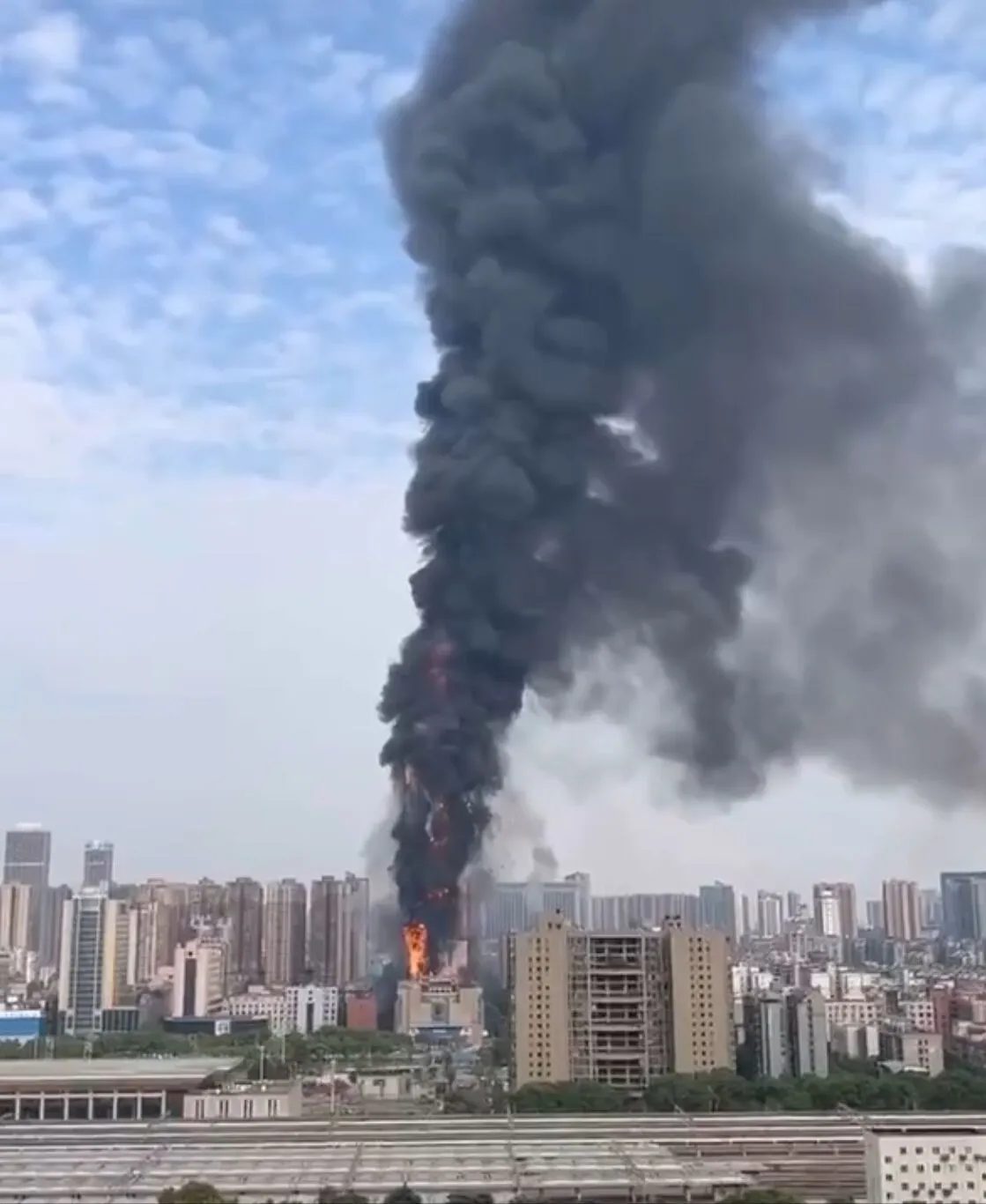 У Китаї за 20 хв згорів 200-метровий хмарочос: моторошні кадри