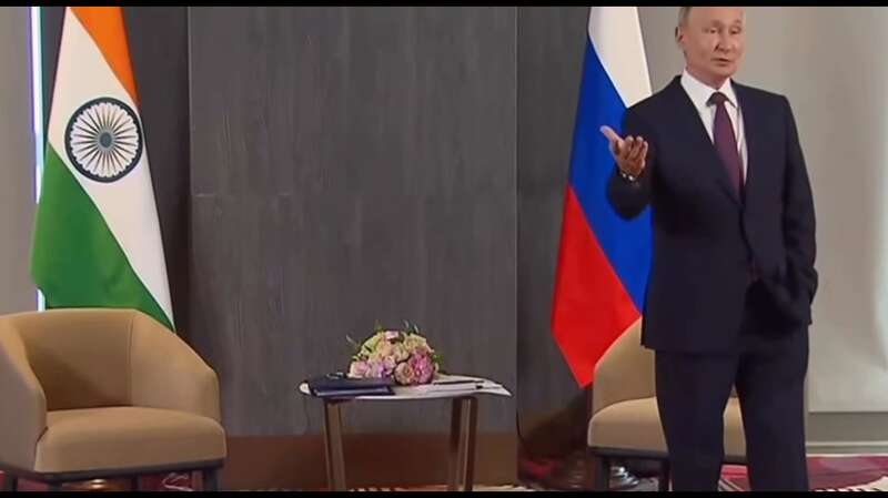 Путина снова унизили, заставив ждать президента Индии: хозяин Кремля притворился стендапером. Видео