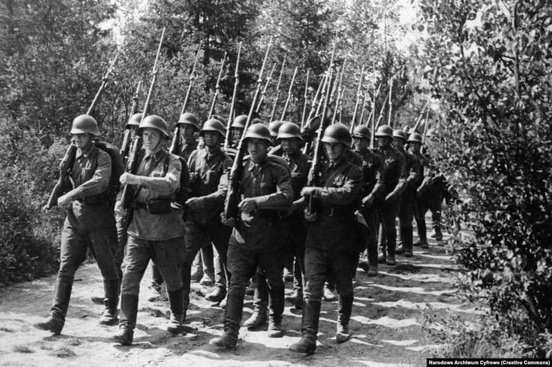 Советские солдаты пересекают польскую границу. 17 сентября 1939 года dqxikeidqxitkant