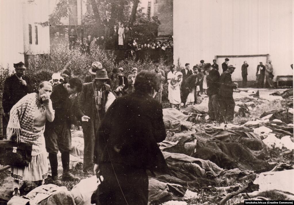 Львовяне ищут среди расстрелянных своих родных во дворе тюрьмы на Лонцкого. 3 июля 1941 года